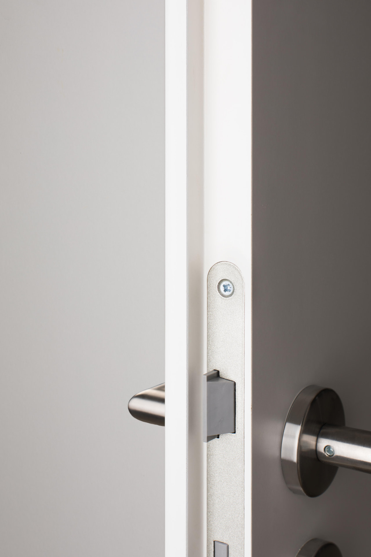 Rebated door leaf edge with a conventional lock